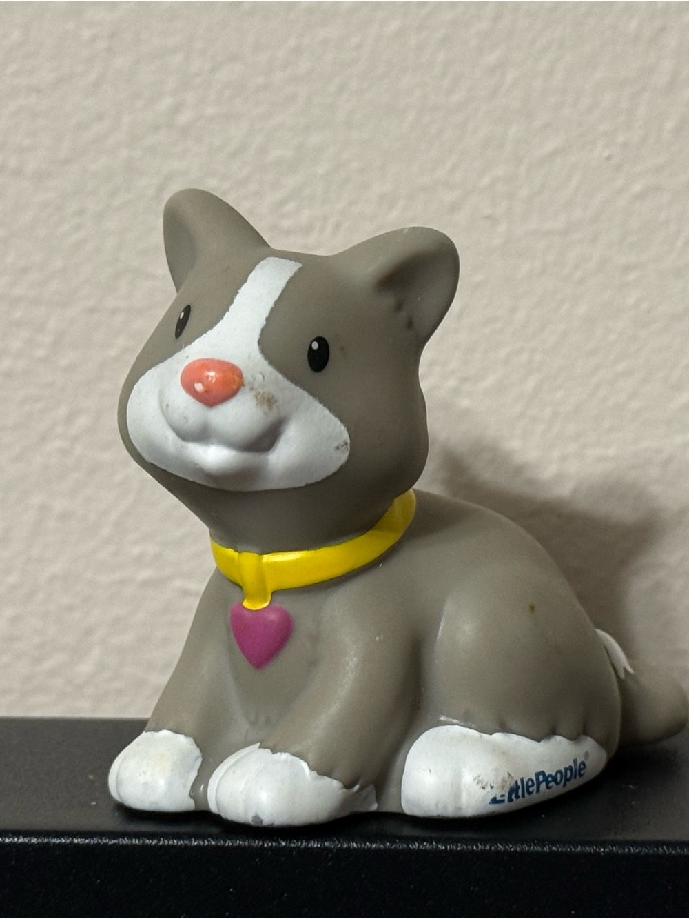 💞4/$35- Fisher Price Little People Gray White Cat Figure Yellow Collar Heart Tag
